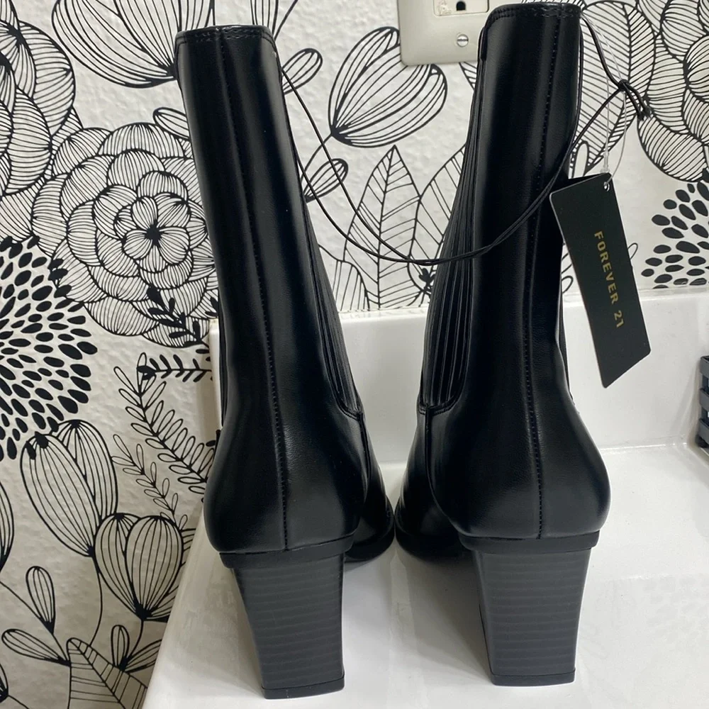 Black Heeled Booties - Forever 21 - Picture 4 of 5
